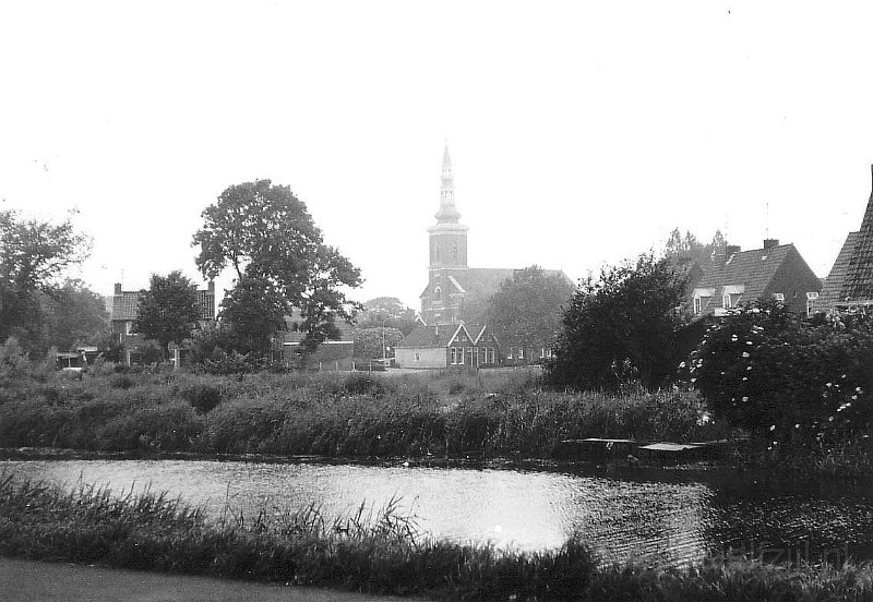 Afwateringskanaal richting Lindeboomstraat met eilandje.jpg